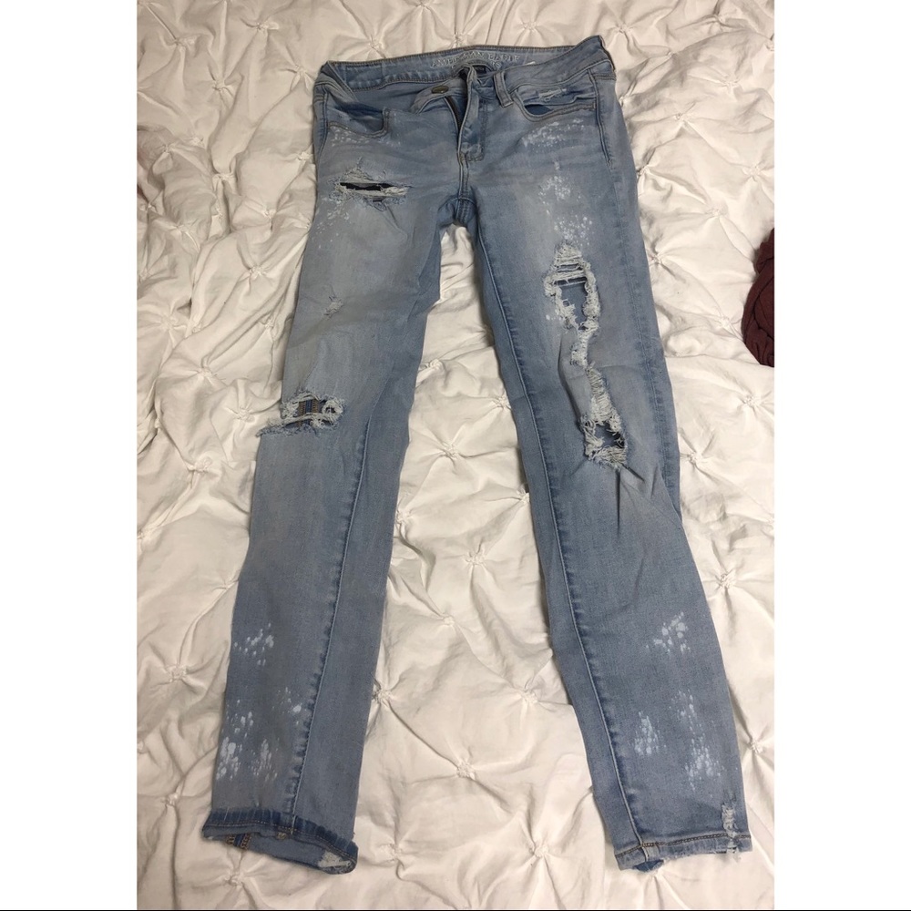 Lightwash American Eagle ripped jeggings